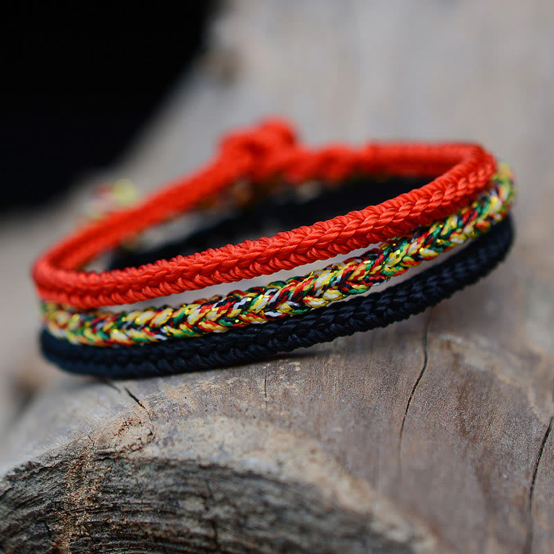 Handgemachtes rotes Armband mit acht Fäden und Friedensknoten