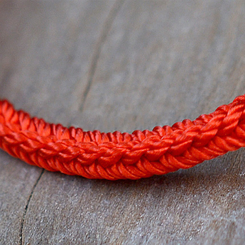 Handgemachtes rotes Armband mit acht Fäden und Friedensknoten