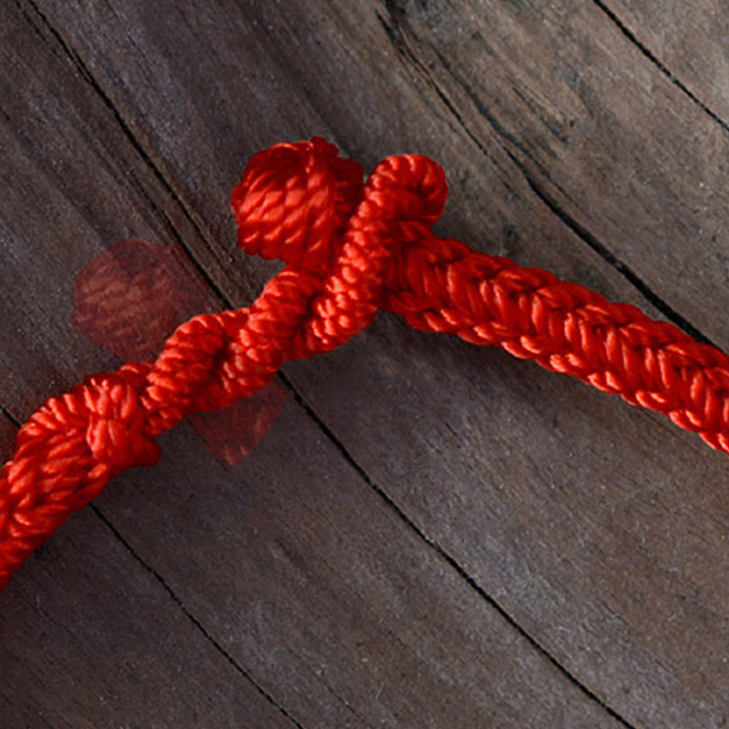 Handgemachtes rotes Armband mit acht Fäden und Friedensknoten