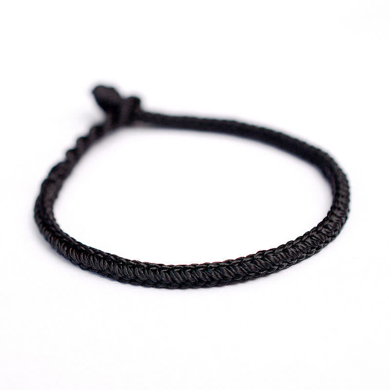 Handgemachtes rotes Armband mit acht Fäden und Friedensknoten