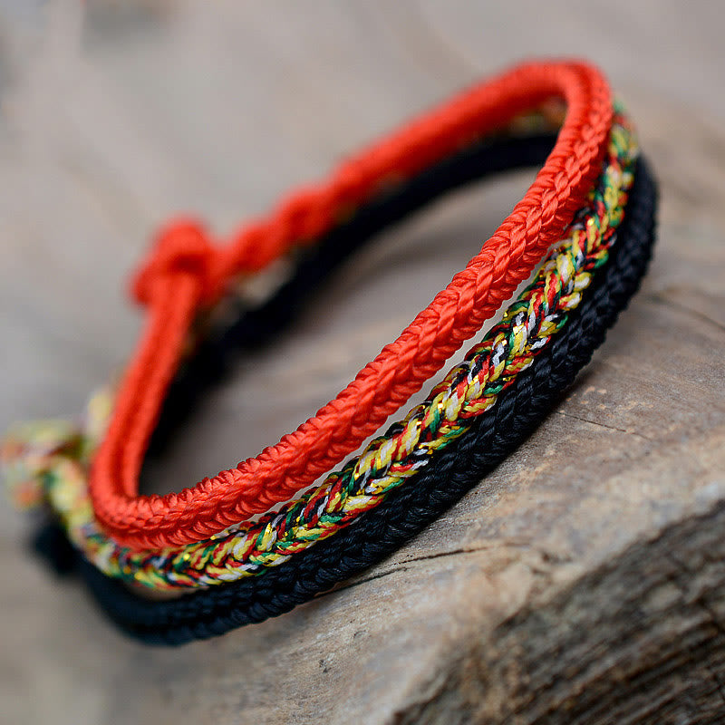Handgemachtes rotes Armband mit acht Fäden und Friedensknoten