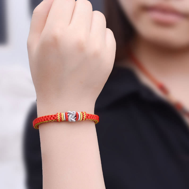 Handgemachtes rotes Armband mit Wahrer Liebe und Knoten für Glück