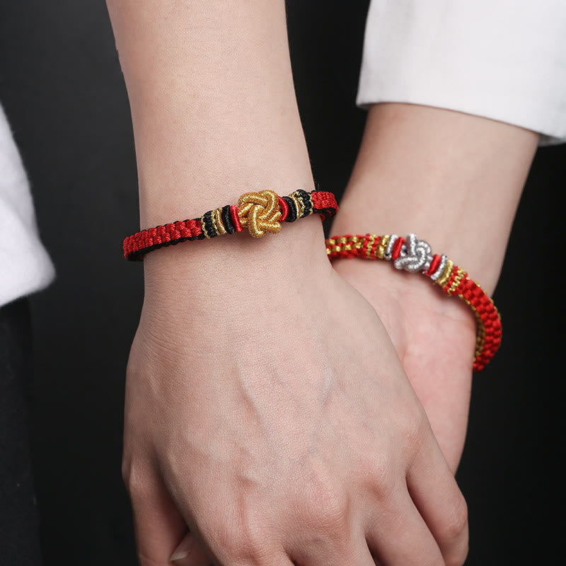 Handgemachtes rotes Armband mit Wahrer Liebe und Knoten für Glück