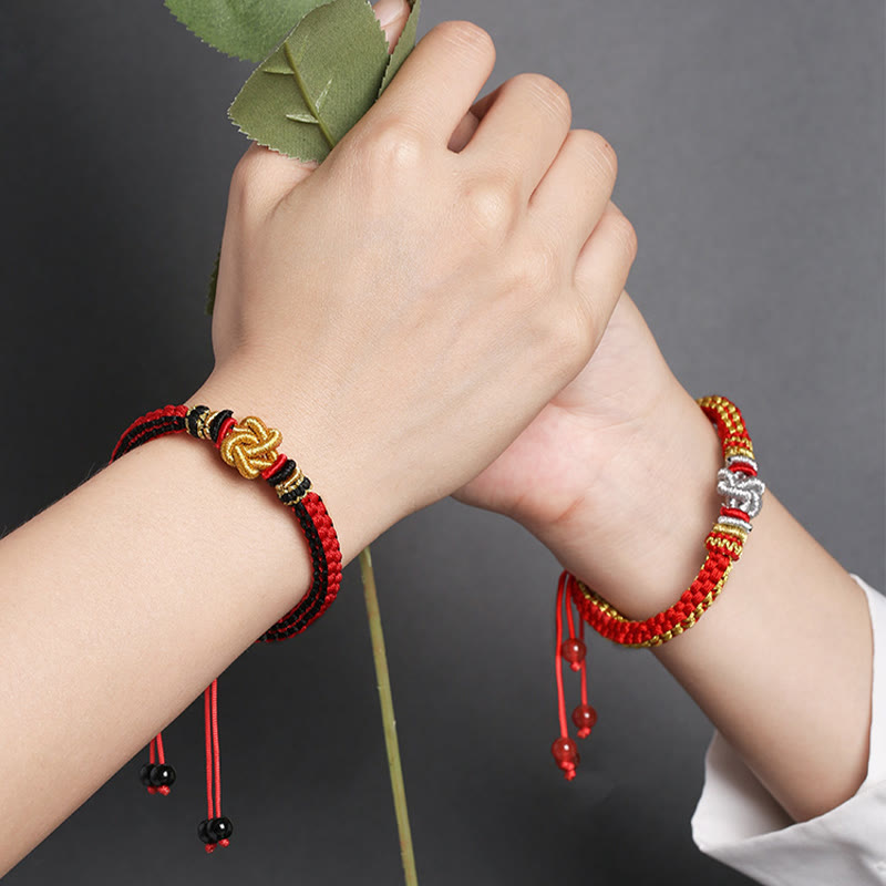 Handgemachtes rotes Armband mit Wahrer Liebe und Knoten für Glück