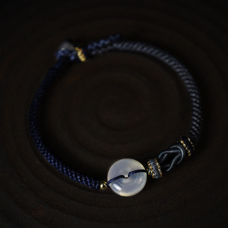 Handgemachtes Armband mit Friedensschnalle aus weißem Achat und Glücksschutz