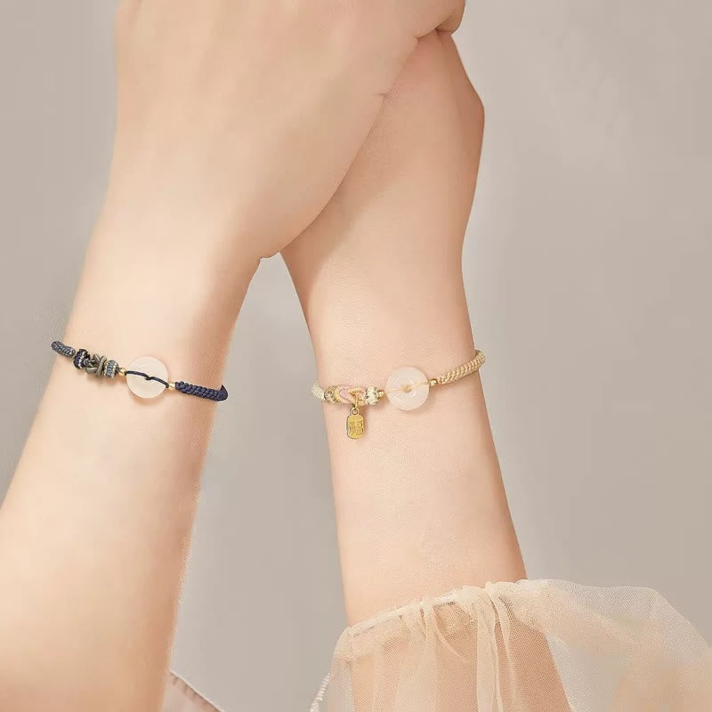 Handgemachtes Armband mit Friedensschnalle aus weißem Achat und Glücksschutz