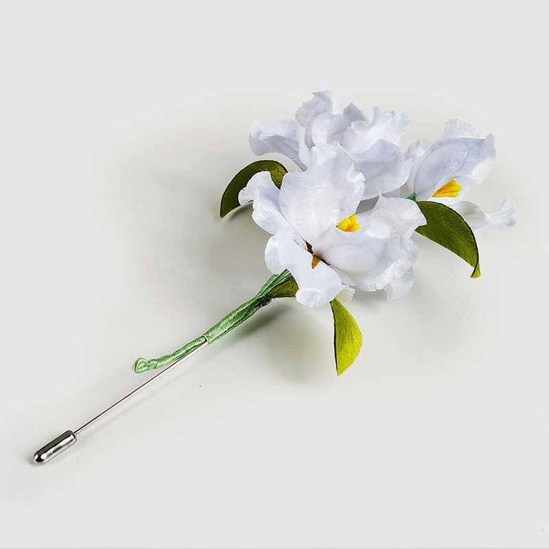 Handgefertigte weiße Iris-Blumenbrosche aus Maulbeerseide
