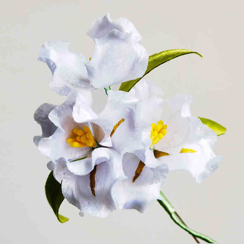 Handgefertigte weiße Iris-Blumenbrosche aus Maulbeerseide