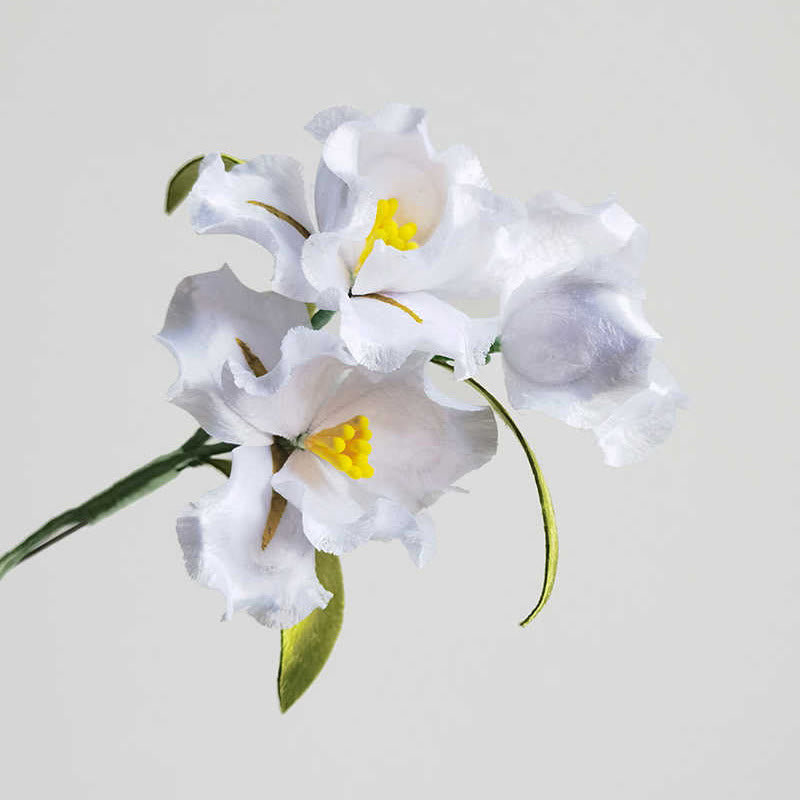 Handgefertigte weiße Iris-Blumenbrosche aus Maulbeerseide