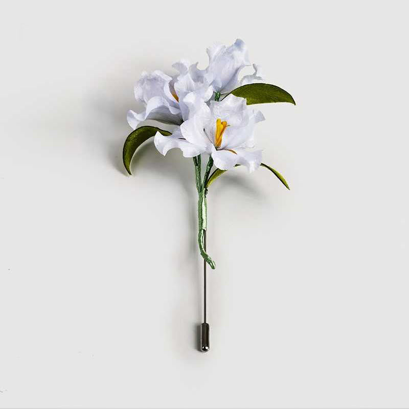 Handgefertigte weiße Iris-Blumenbrosche aus Maulbeerseide