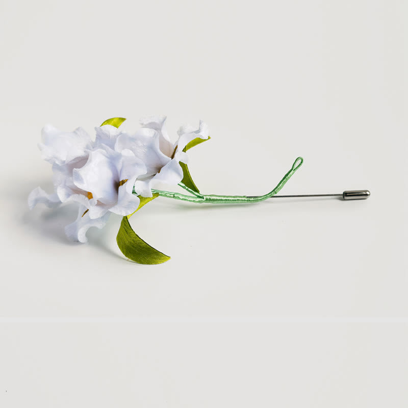Handgefertigte weiße Iris-Blumenbrosche aus Maulbeerseide