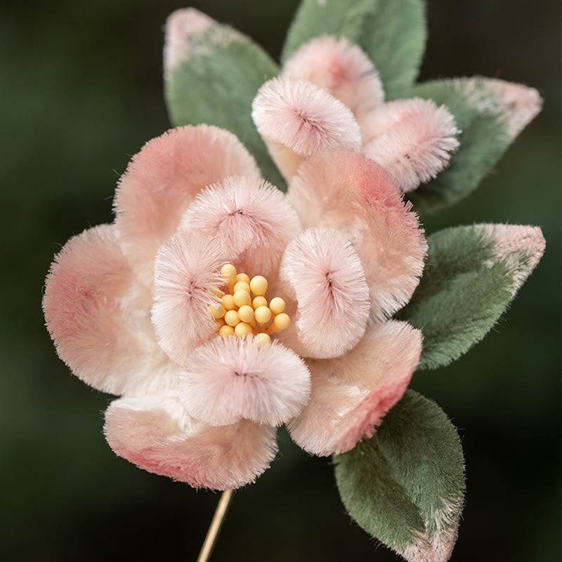 Handgefertigte Yangzhou-Brosche aus Samtblume und Maulbeerseide mit Pfirsichblüte