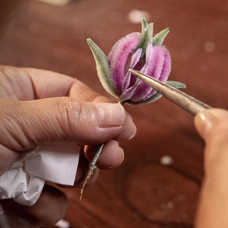 Handgefertigte Yangzhou-Brosche aus Samtblume und Maulbeerseide mit Pfirsichblüte