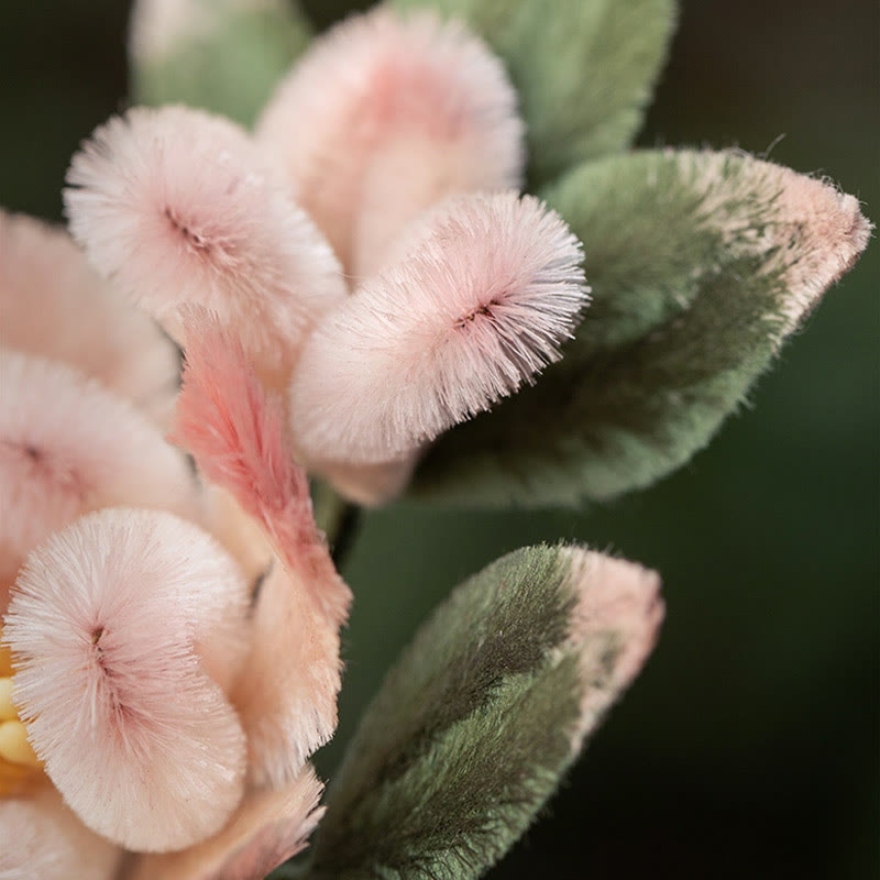 Handgefertigte Yangzhou-Brosche aus Samtblume und Maulbeerseide mit Pfirsichblüte