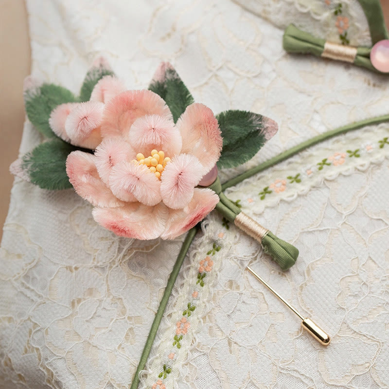 Handgefertigte Yangzhou-Brosche aus Samtblume und Maulbeerseide mit Pfirsichblüte