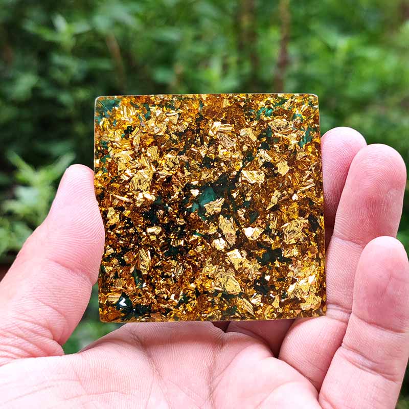Orgonpyramide zur Herzverjüngung mit Malachit und Gold