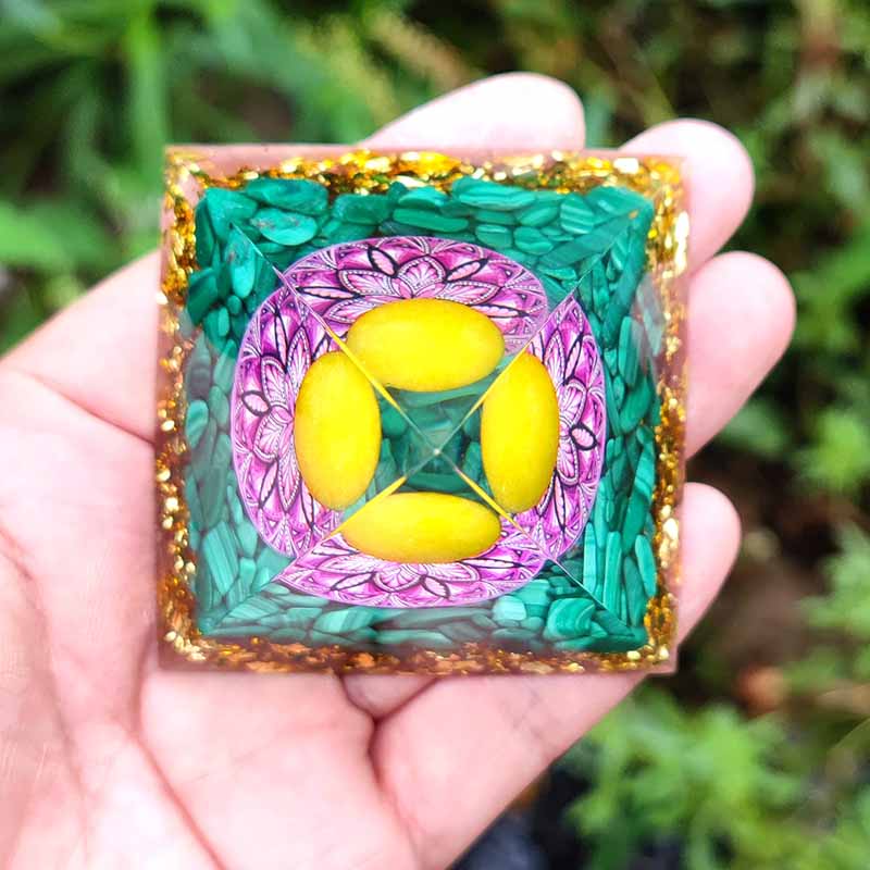 Orgonpyramide zur Herzverjüngung mit Malachit und Gold