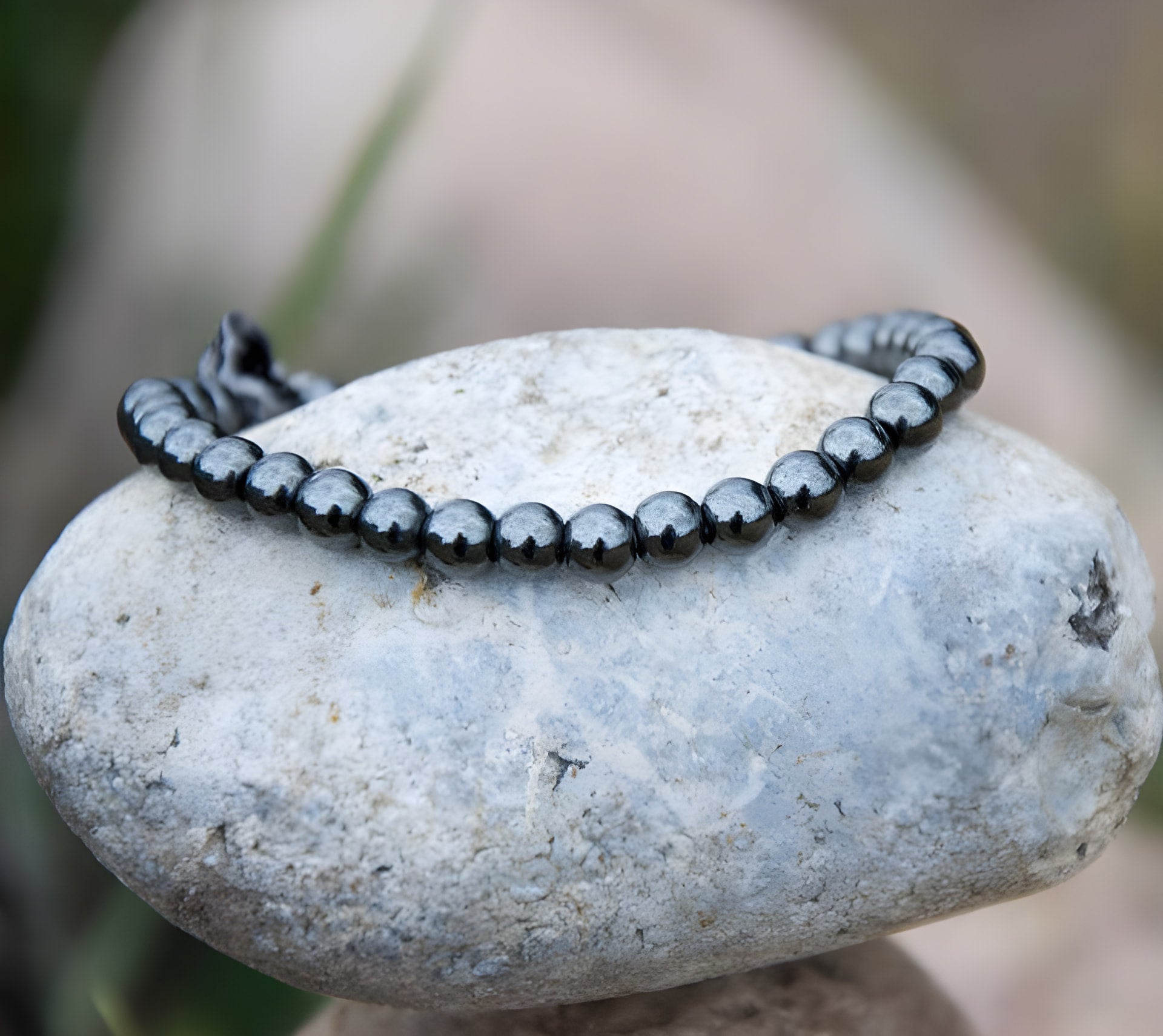 Hämatit-Totenkopf-Armband mit schwarzen Zirkonia-Augen