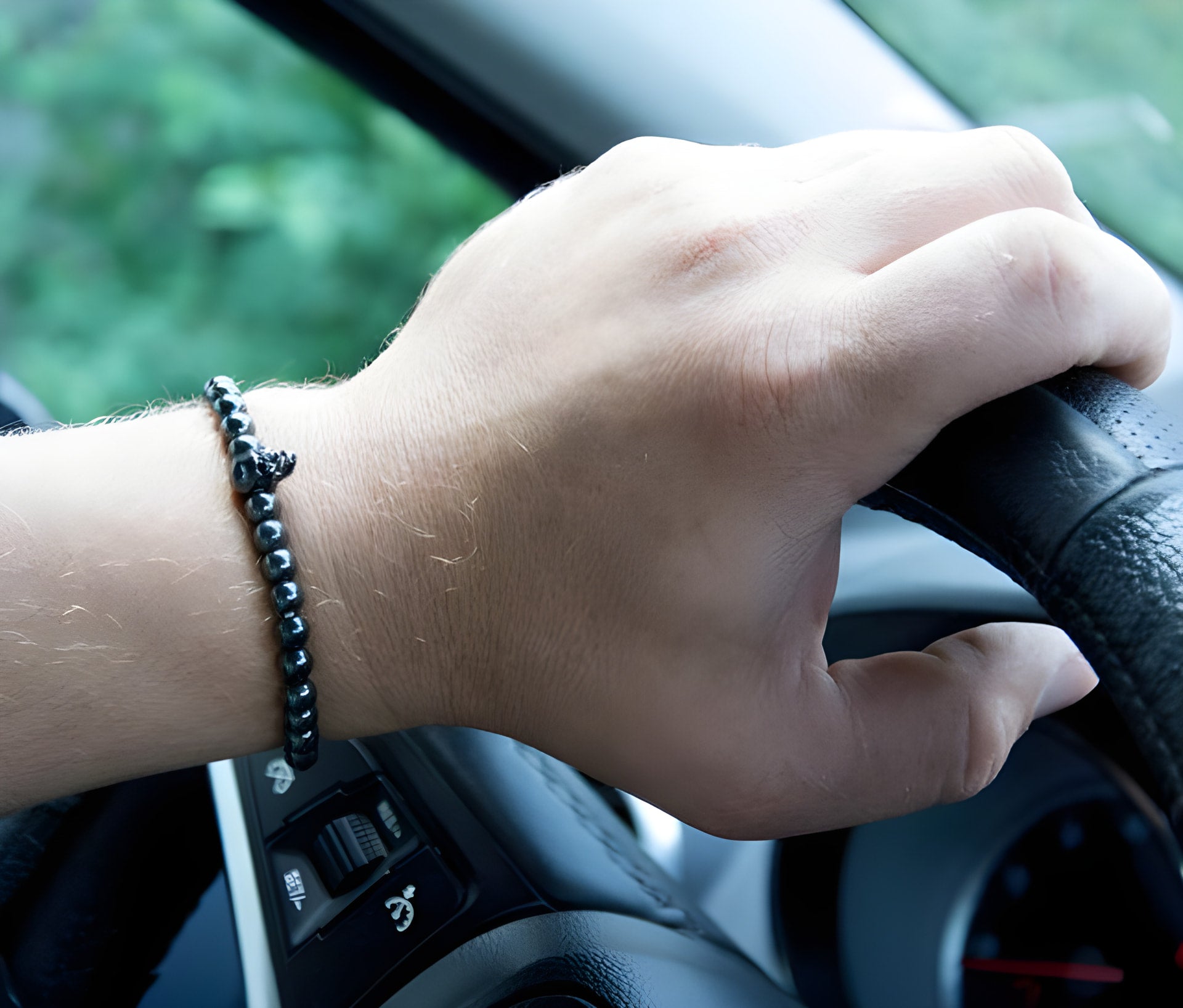 Hämatit-Totenkopf-Armband mit schwarzen Zirkonia-Augen