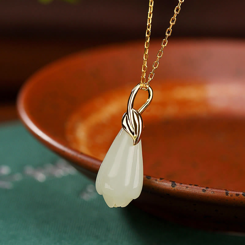 Hetian Jade Halskette mit Magnolienblüte | Symbol der Fülle