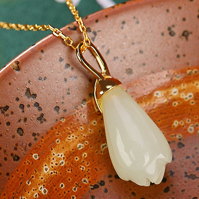 Hetian Jade Halskette mit Magnolienblüte | Symbol der Fülle