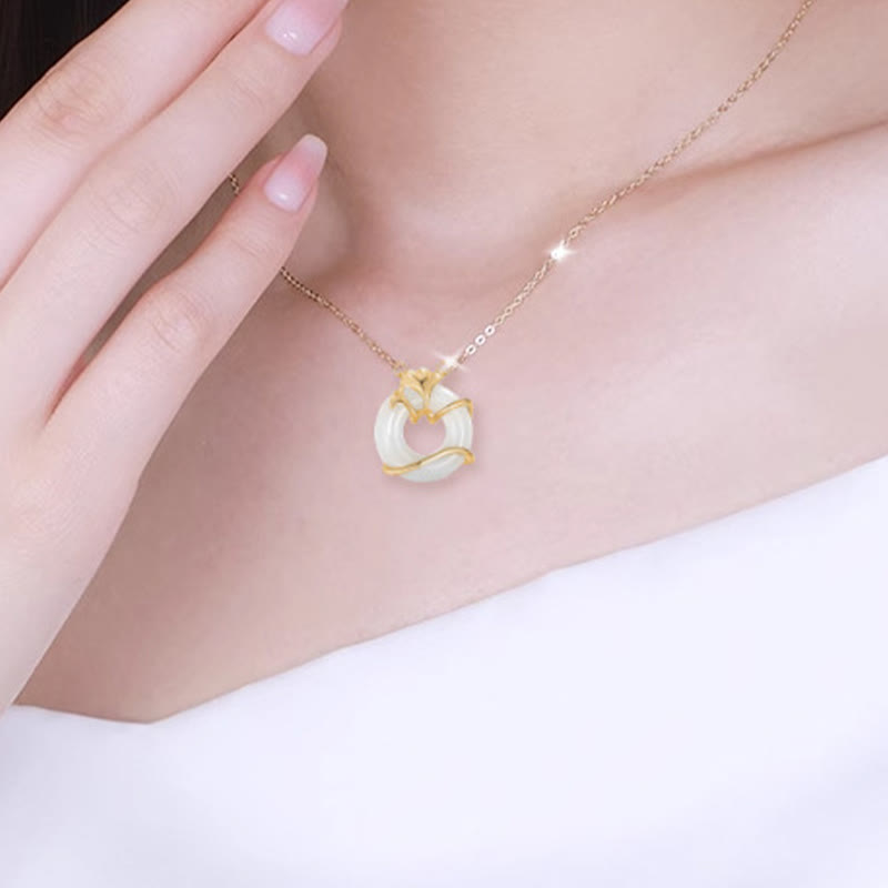 Halskette mit Peace Buckle-Anhänger aus Hetian-Jade in Sterlingsilber