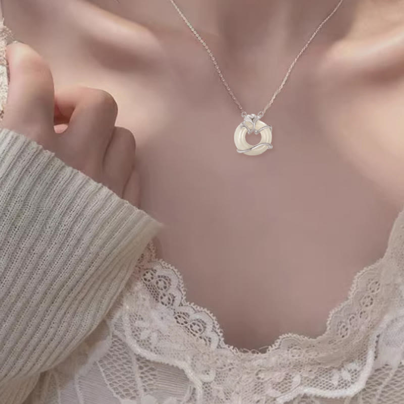 Halskette mit Peace Buckle-Anhänger aus Hetian-Jade in Sterlingsilber