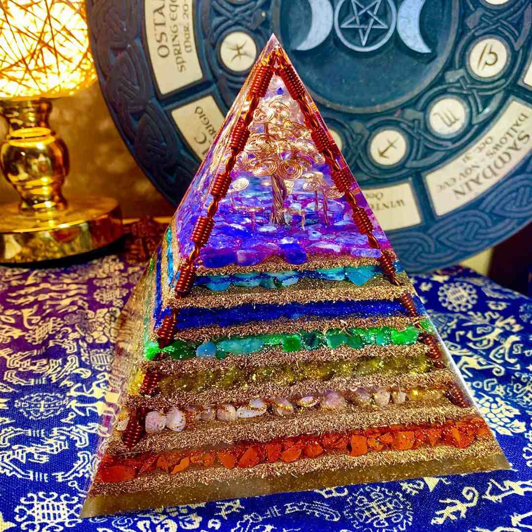 Hochfrequente Sieben-Chakra-Pyramide mit Kristallelementen