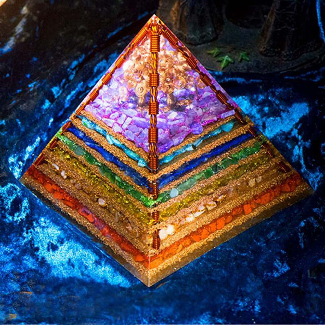Hochfrequente Sieben-Chakra-Pyramide mit Kristallelementen