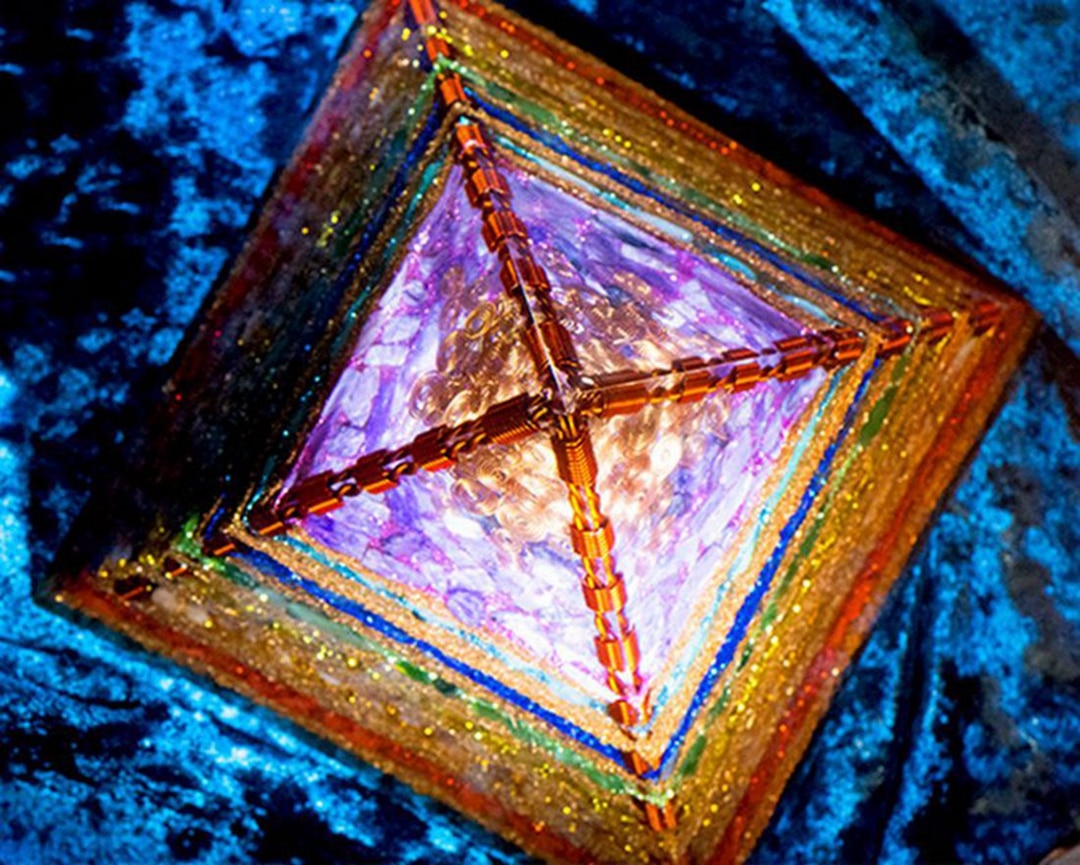 Hochfrequente Sieben-Chakra-Pyramide mit Kristallelementen