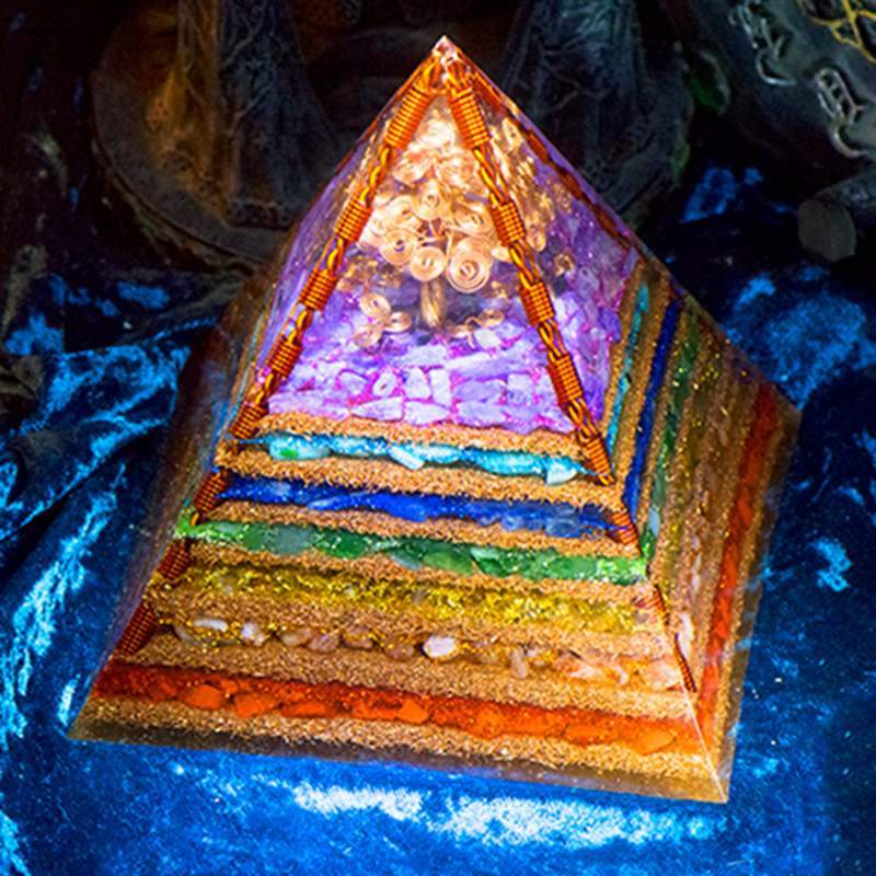 Hochfrequente Sieben-Chakra-Pyramide mit Kristallelementen