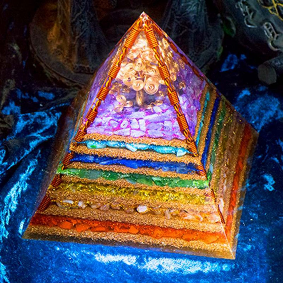 Hochfrequente Sieben-Chakra-Pyramide mit Kristallelementen