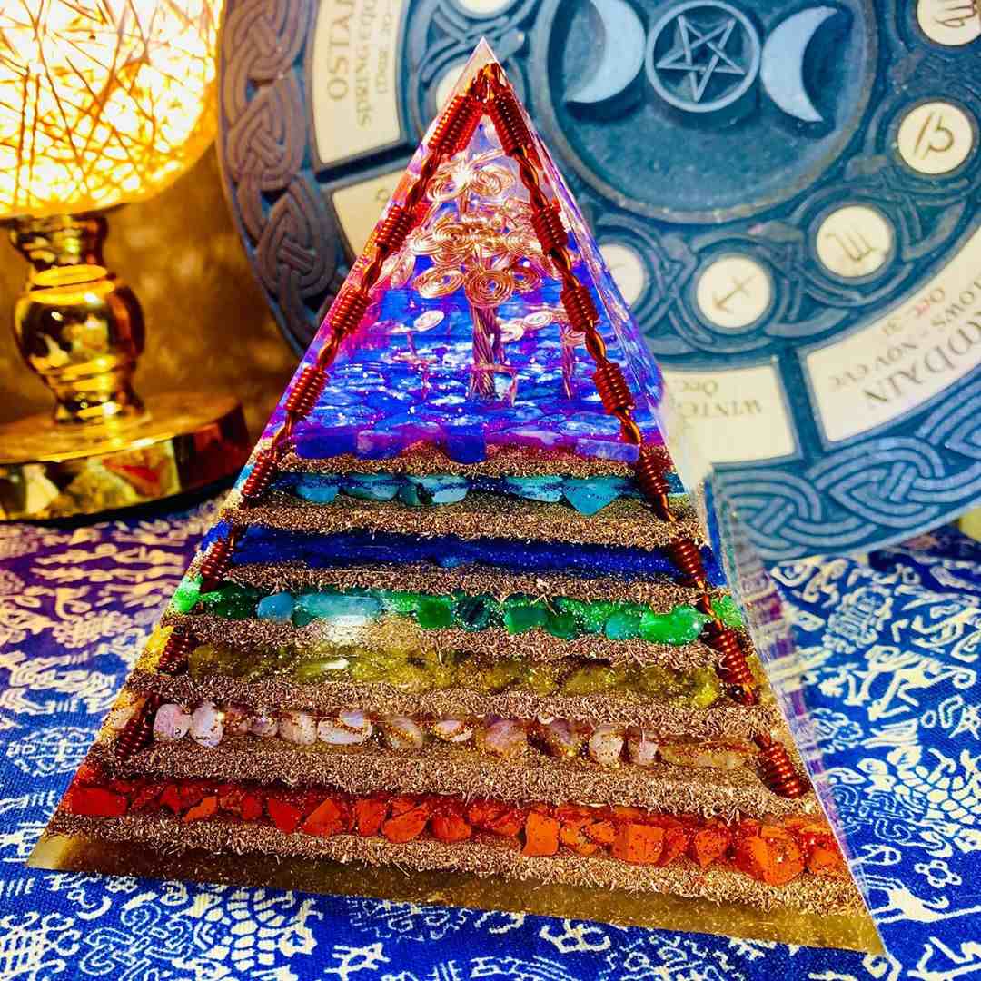 Hochfrequente Sieben-Chakra-Pyramide mit Kristallelementen