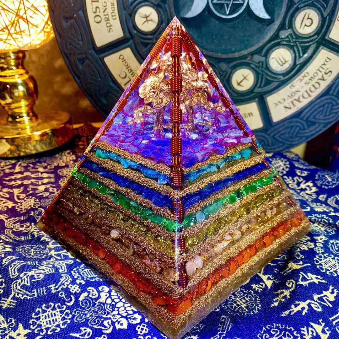 Hochfrequente Sieben-Chakra-Pyramide mit Kristallelementen