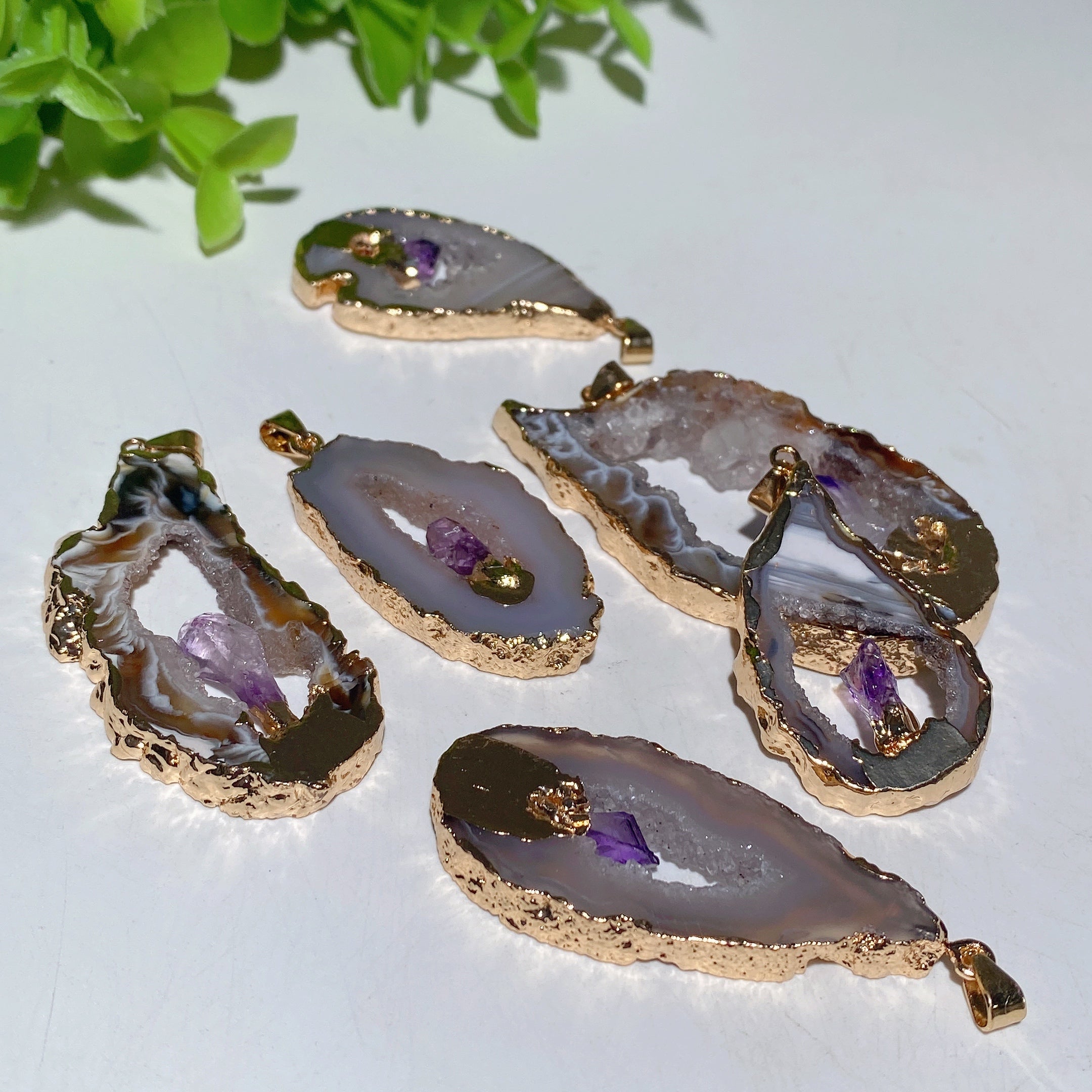 Unregelmäßig geformter Amethyst-Anhänger mit goldenem Rand, 3,6–6,3 cm