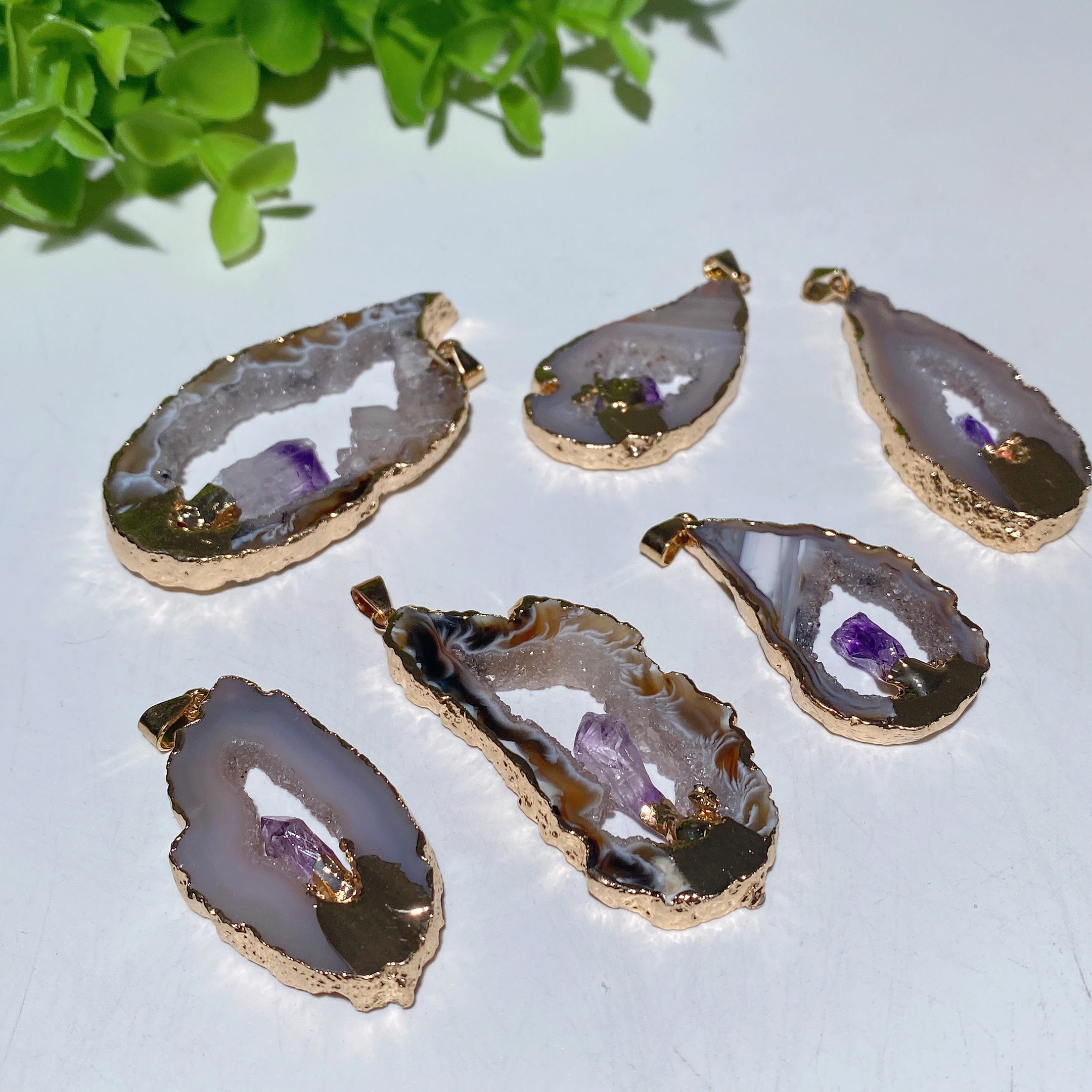 Unregelmäßig geformter Amethyst-Anhänger mit goldenem Rand, 3,6–6,3 cm