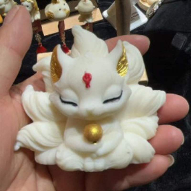 Elfenbeinfrucht-Schnitzfigur mit neunschwänzigem Fuchs, 7,5 cm