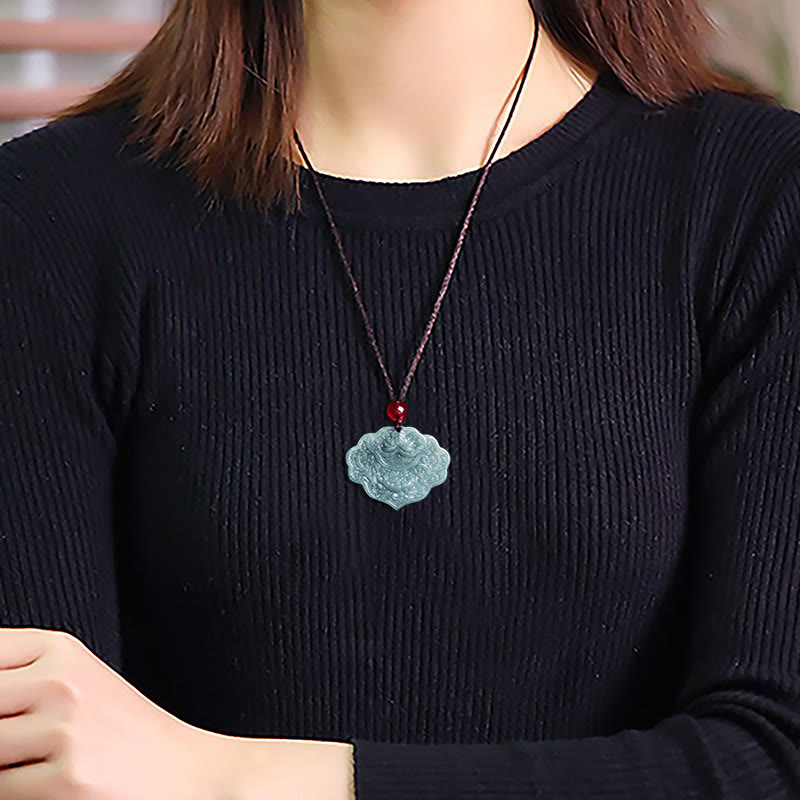 Jade-Lotus-Halskette mit Wohlstandssymbol-Anhänger