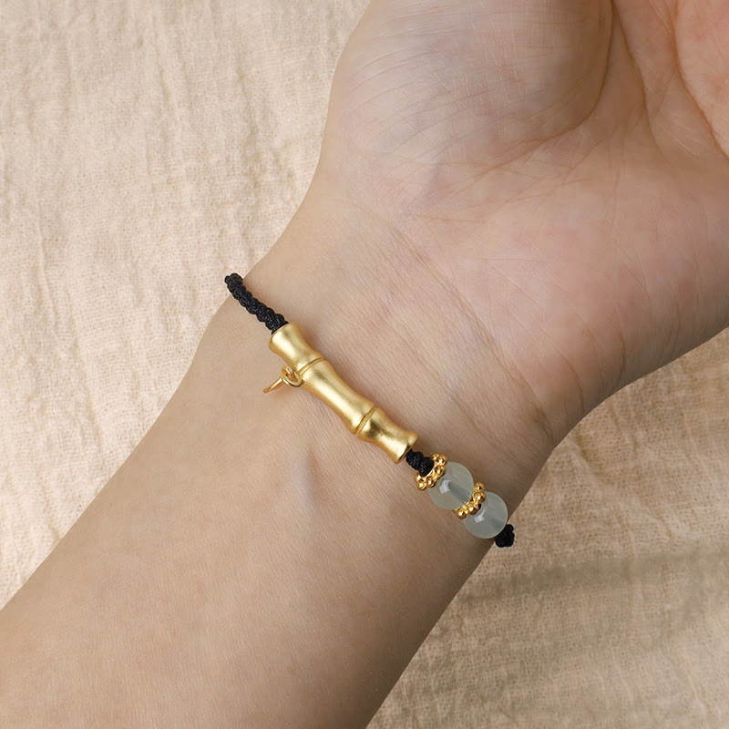 Jade-Glücksarmband mit Bambus-Design und roter Schnur