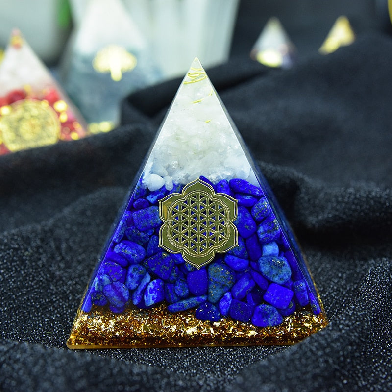 Orgon-Heilpyramide aus Lapislazuli und weißem Kristall