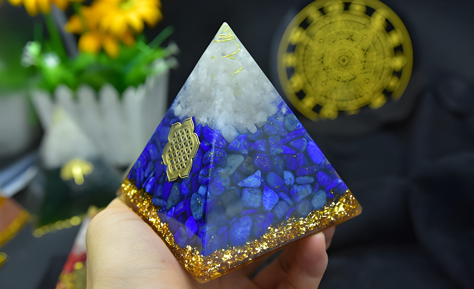 Orgon-Heilpyramide aus Lapislazuli und weißem Kristall