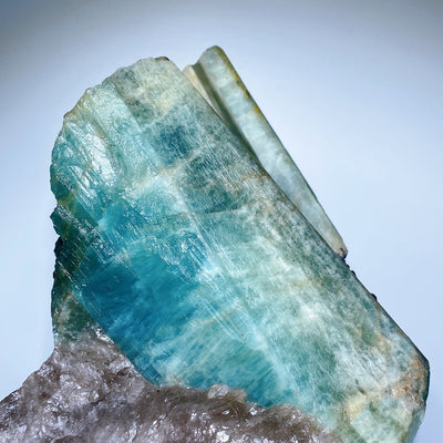 Großes Aquamarin-Quarzkristall-Display mit Ständer, 35 cm