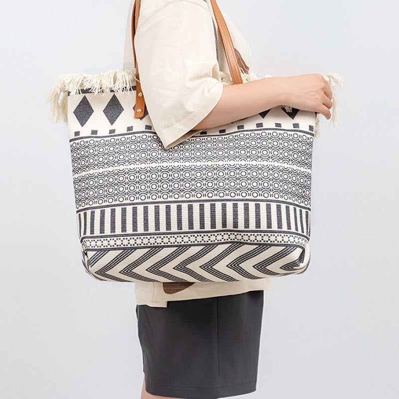 Große Tragetasche aus Canvas mit geometrischen Boho-Quasten, 50 cm