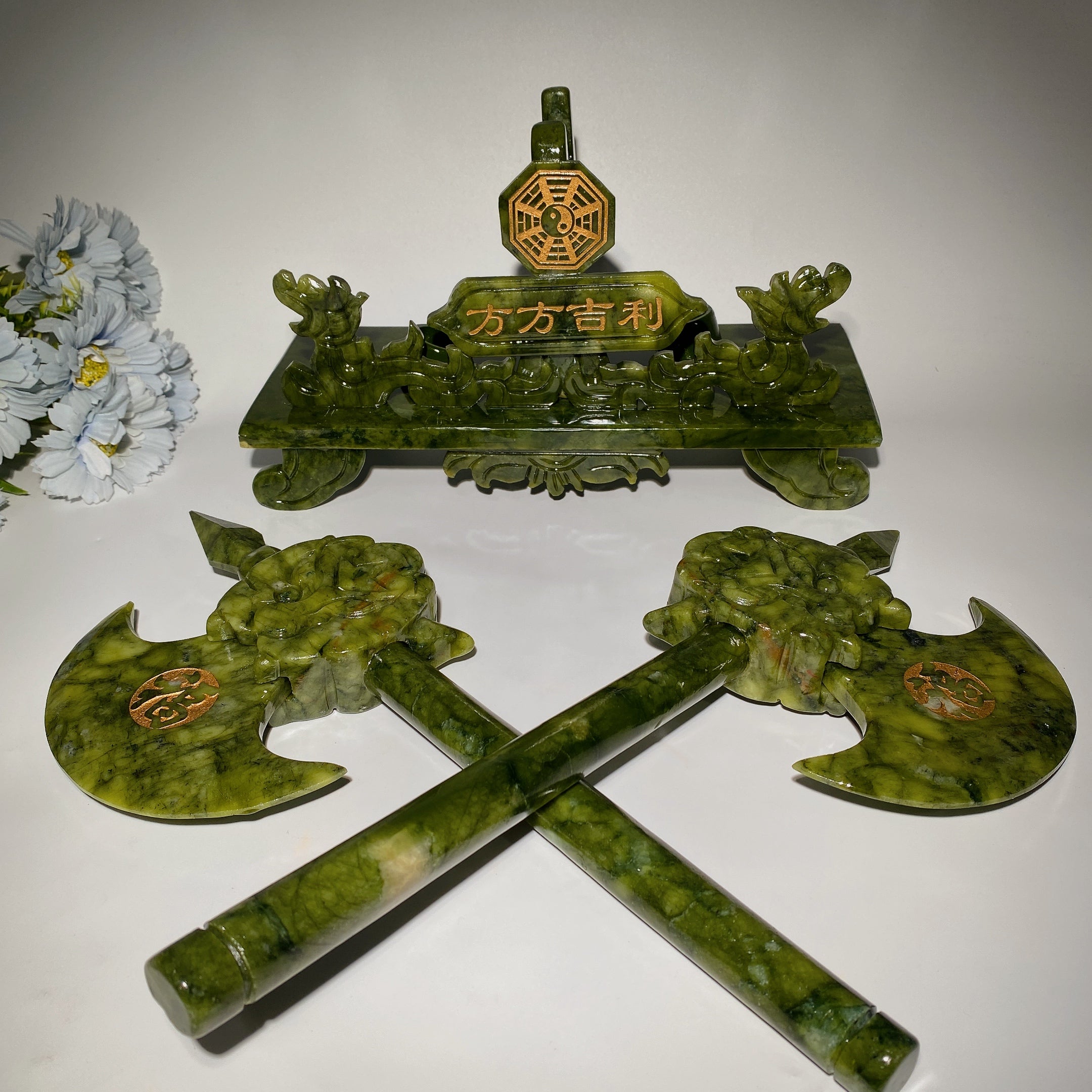 Große Serpentin-Kristallfiguren Axtschnitzereien Set