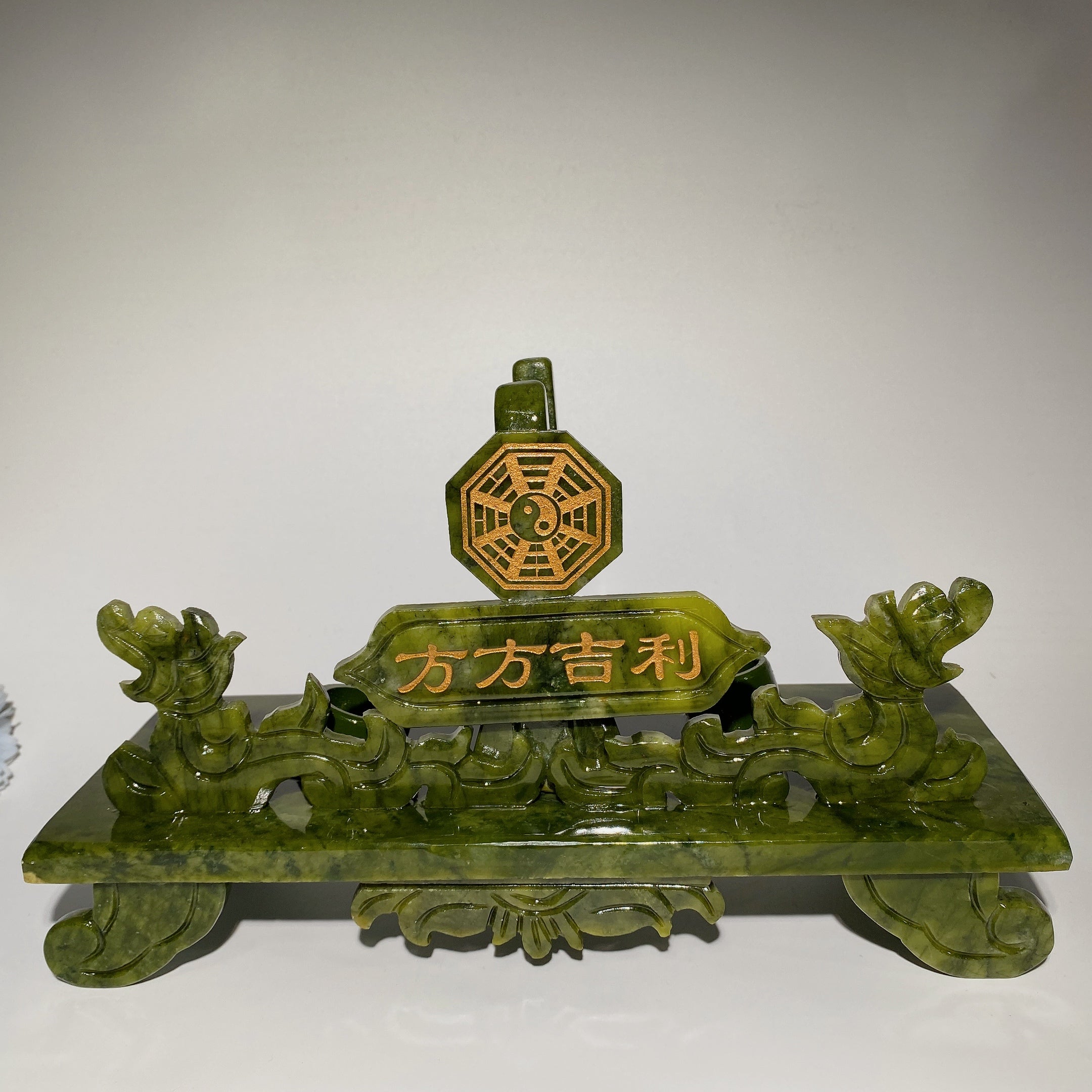 Große Serpentin-Kristallfiguren Axtschnitzereien Set