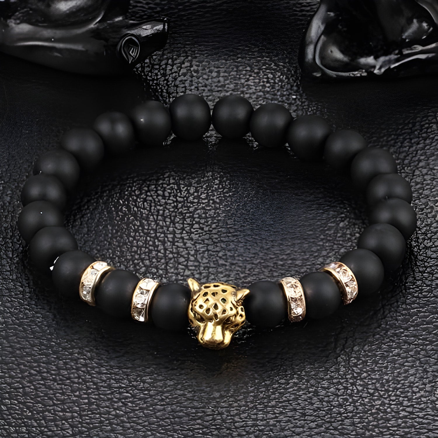 Armband mit Natursteinperlen und Leoparden-Charme