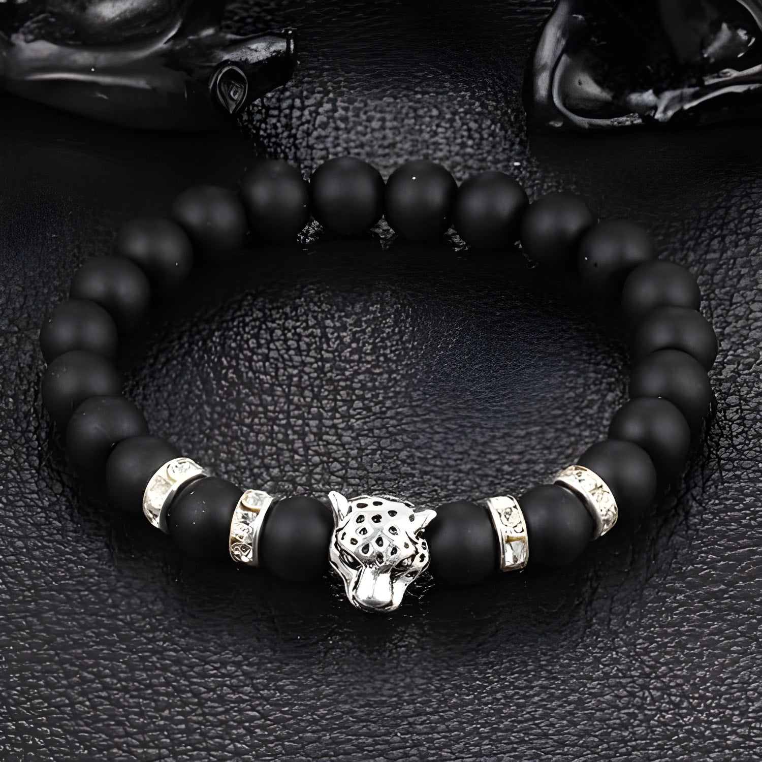 Armband mit Natursteinperlen und Leoparden-Charme