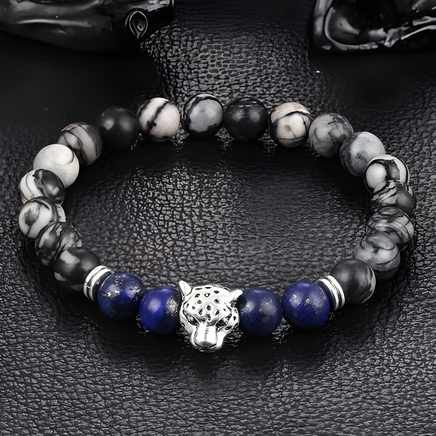 Armband mit Natursteinperlen und Leoparden-Charme
