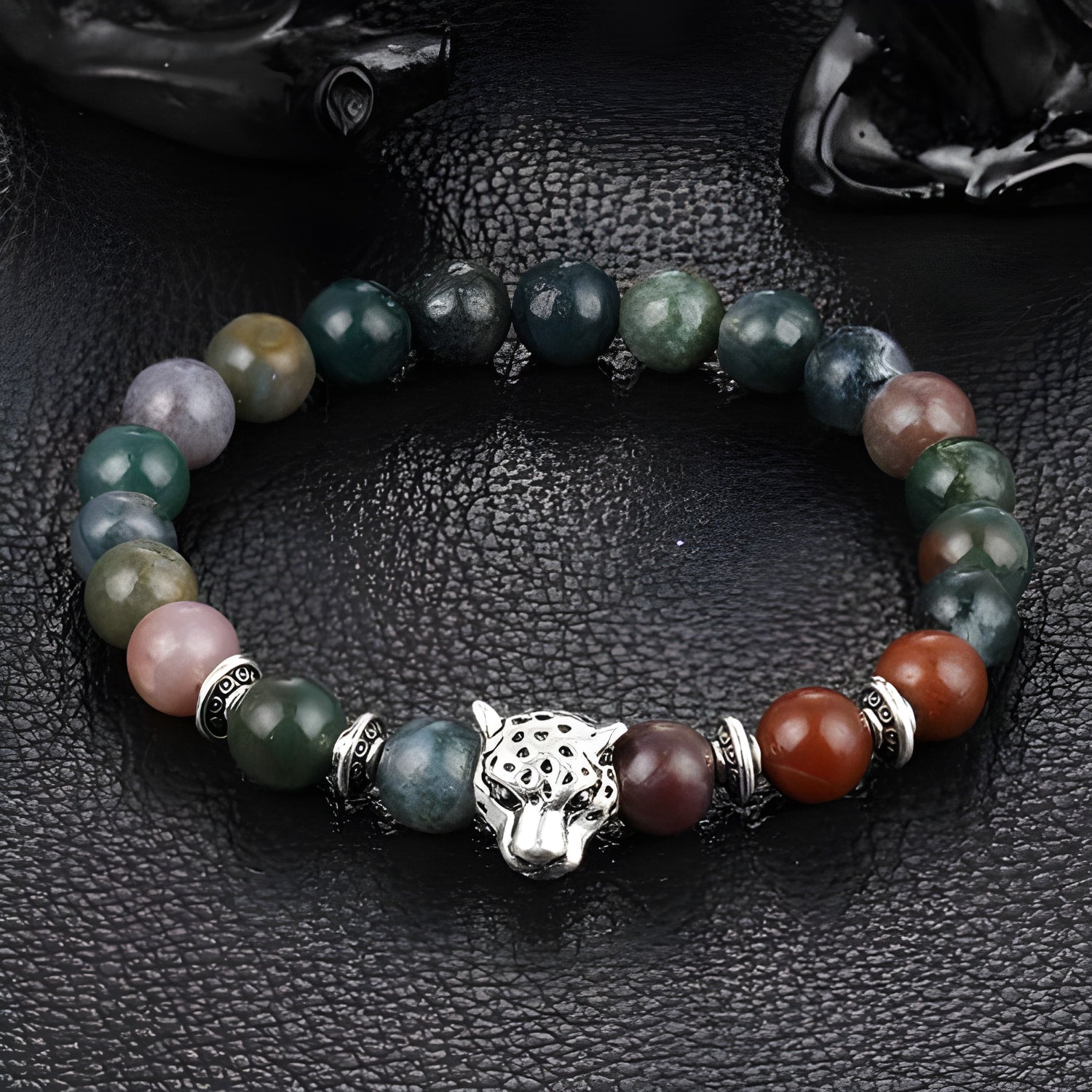 Armband mit Natursteinperlen und Leoparden-Charme
