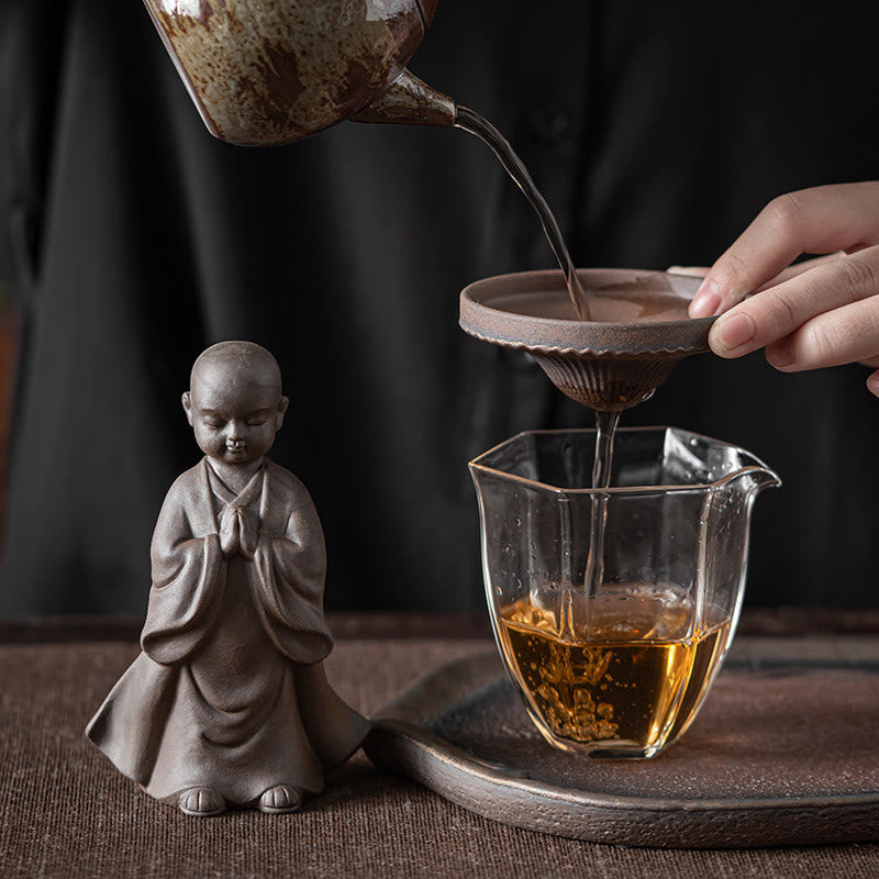 Teesieb aus Keramik mit kleinem braunen Mönch, 8,7 cm, Meditationsornament
